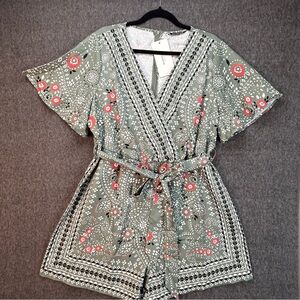 BloomChic Romper Womens 14-16 Green Paisley Tie elastic waist Flutter Sleeve